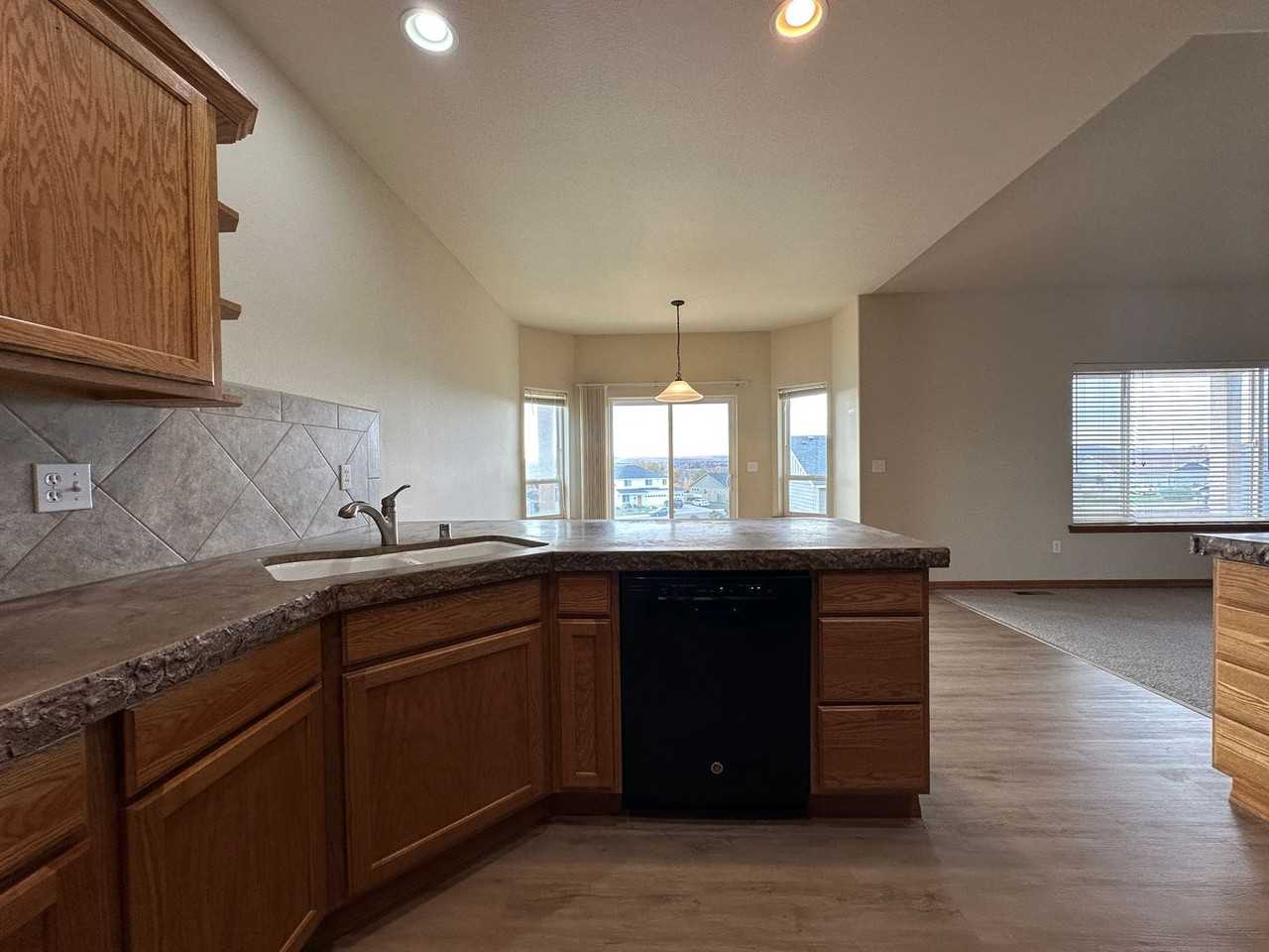 6104 Woodbine Dr - Photo 7 of 30