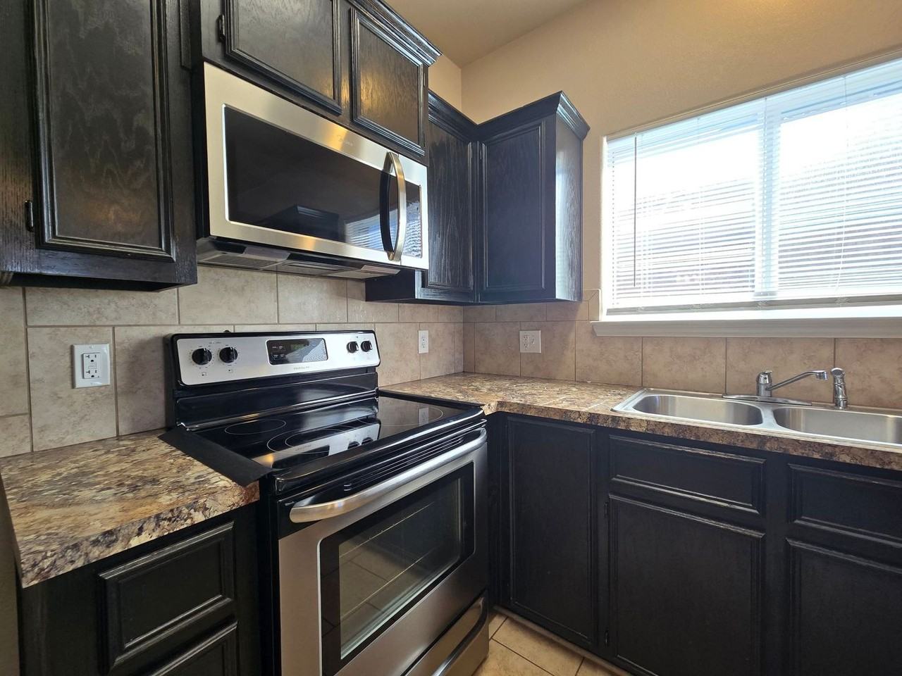 1101 Grace Point Dr #B - Photo 5 of 24