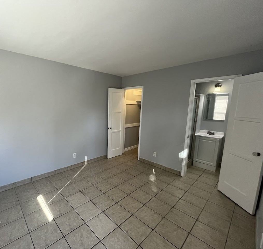 2673 1/2 Lime Ave - Photo 2 of 5