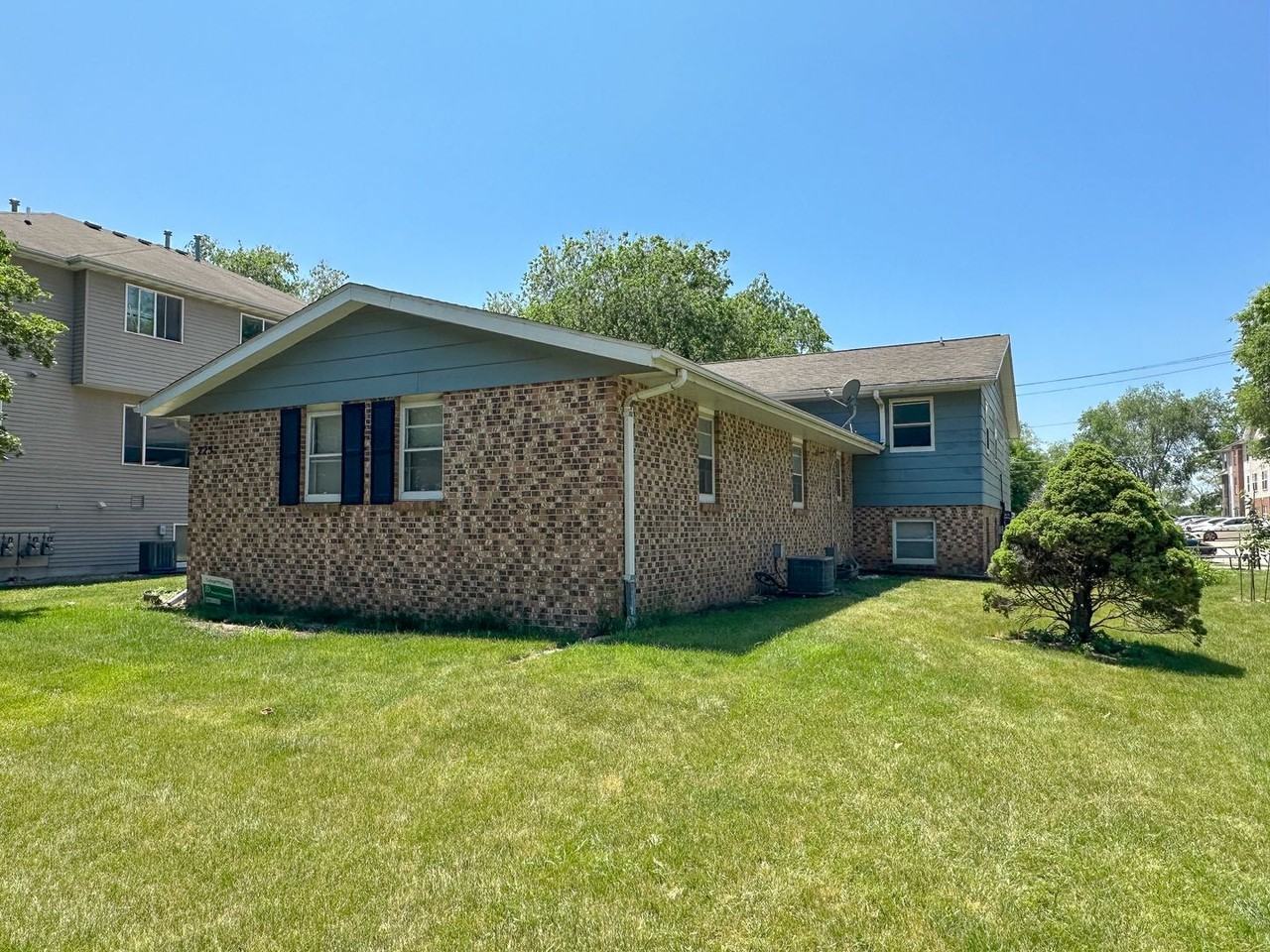 225 Washington - Photo 2 of 4