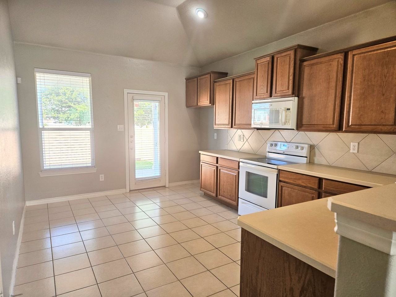 2341 Clairborne Dr - Photo 5 of 23