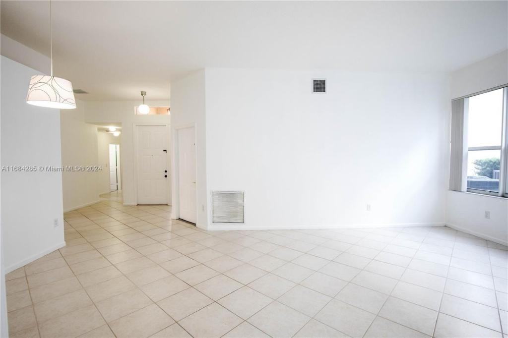 15687 Sw 53rd St - Photo 7 of 31