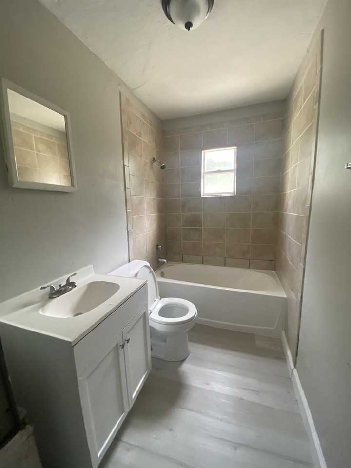 1817 1815/1 Lillie St - Photo 2 of 5