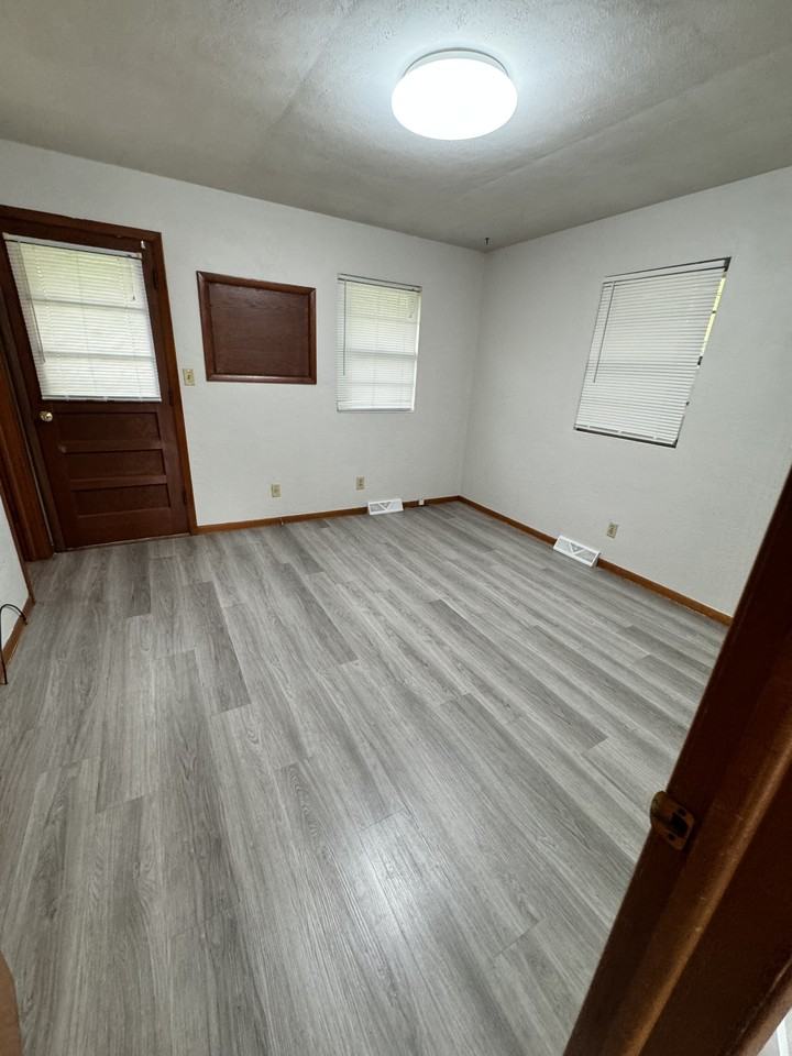 107 N Claremont St - Photo 2 of 9