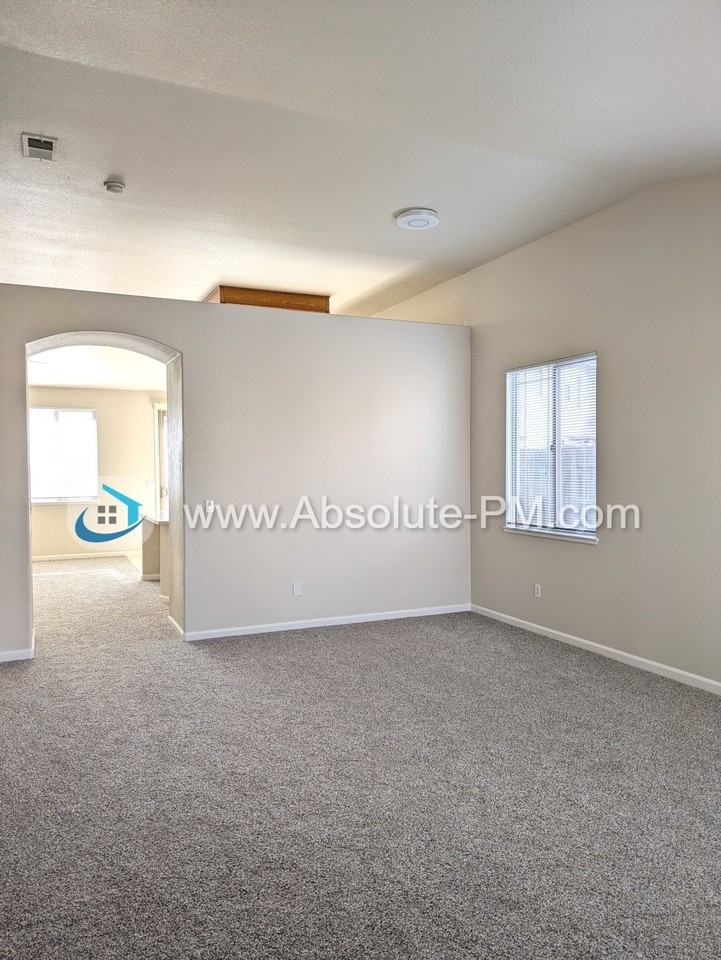 140 Highfield Cir - Photo 2 of 27