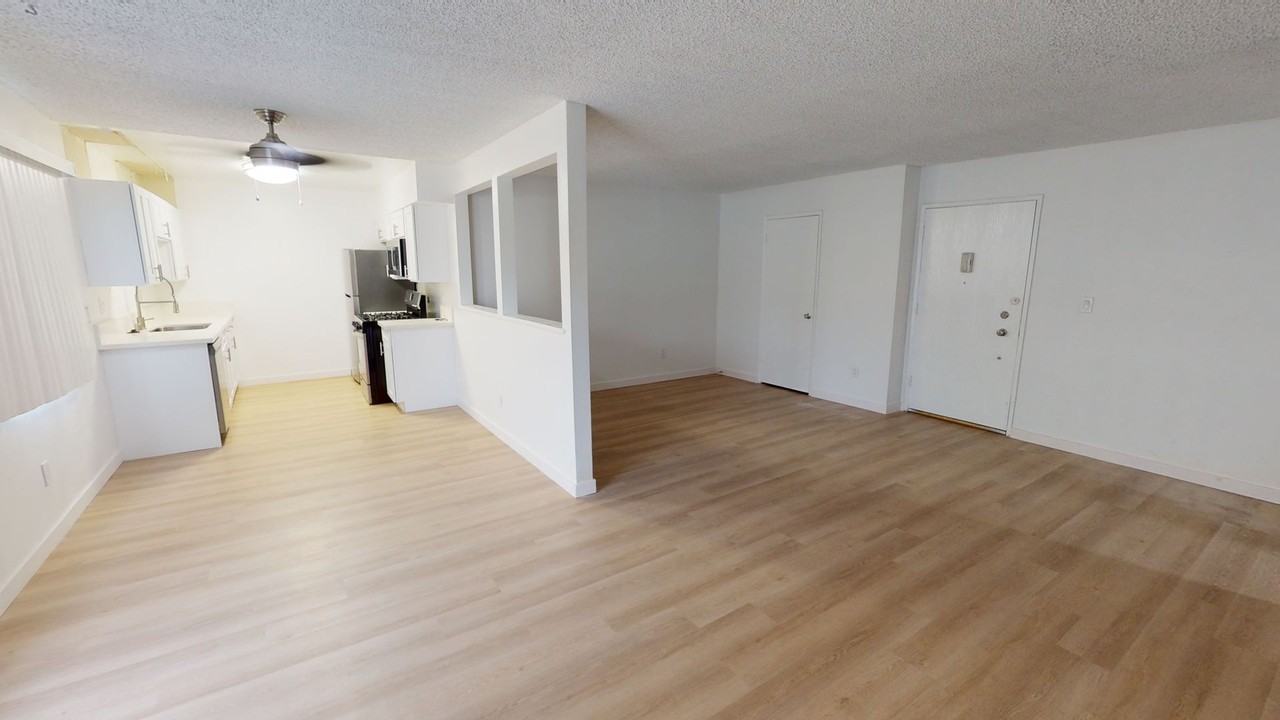 Royal Terrace Apartments - Photo 6 of 11