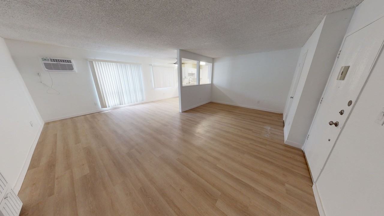 Royal Terrace Apartments - Photo 7 of 11