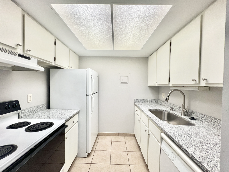 1810 Greenway Cross #5 - Photo 2 of 13