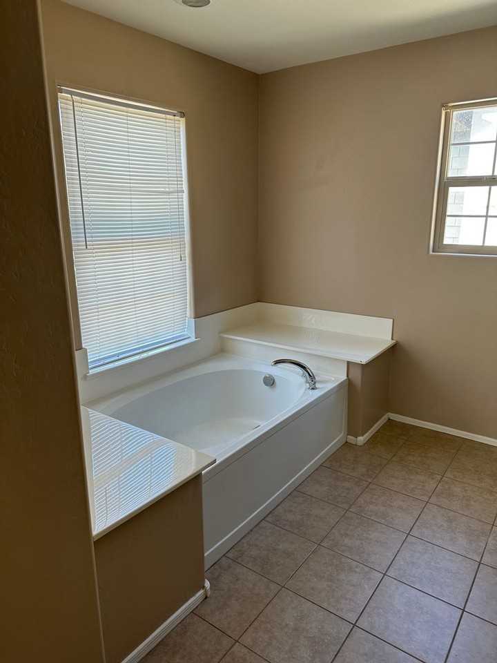 2946 N Evergreen St - Photo 3 of 8