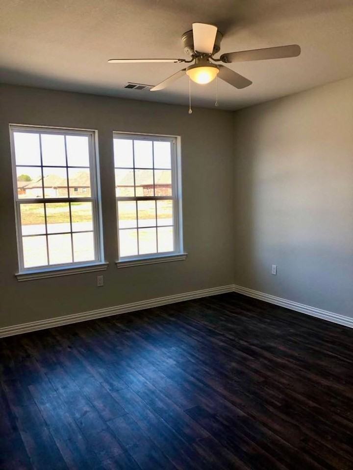 166 Paris Ave - Photo 4 of 12