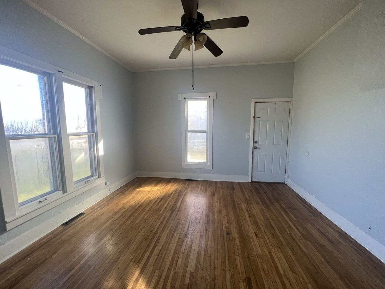 720 Young St - Photo 2 of 13