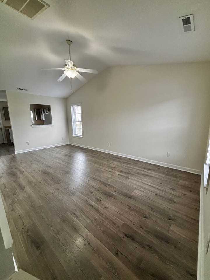 207 Ashwood Dr - Photo 2 of 11