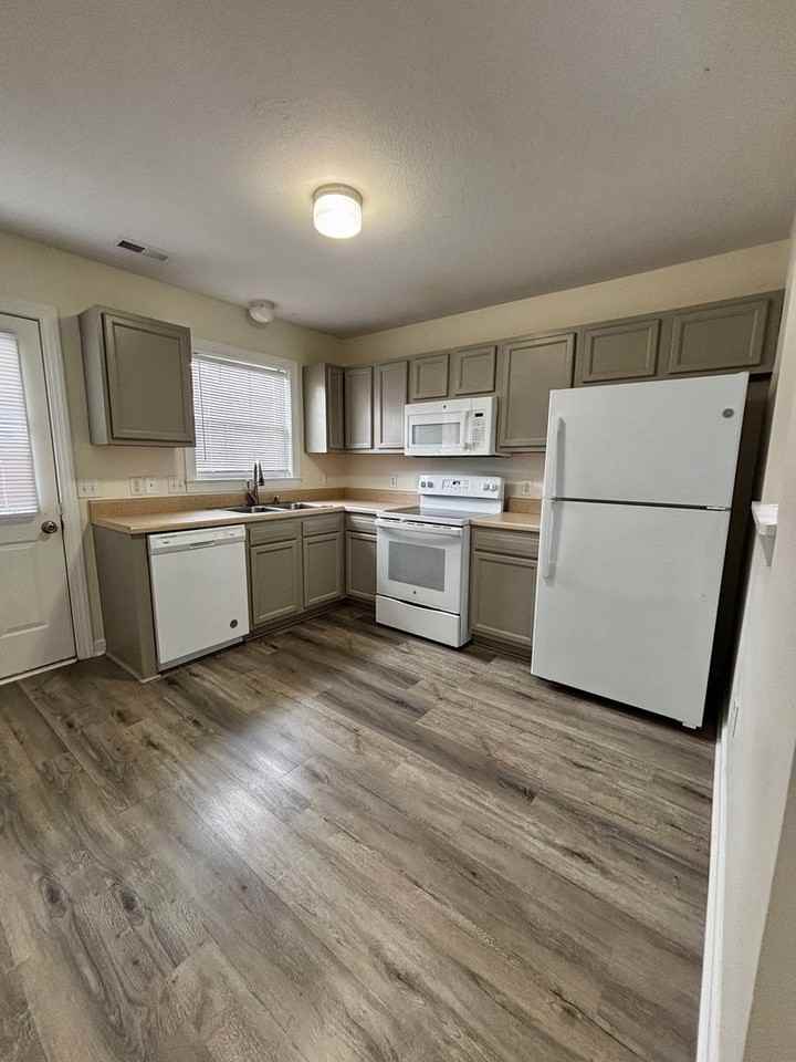 207 Ashwood Dr - Photo 3 of 11