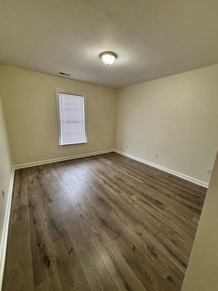 207 Ashwood Dr - Photo 5 of 11