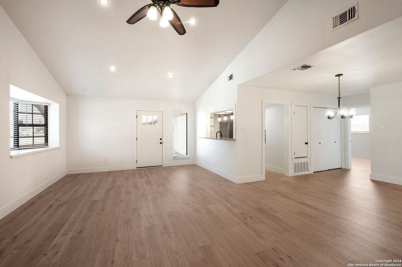 633 Oak Park Dr #633 - Photo 2 of 20