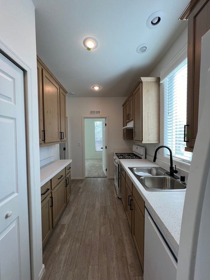 5550 Barnard St - Photo 4 of 10