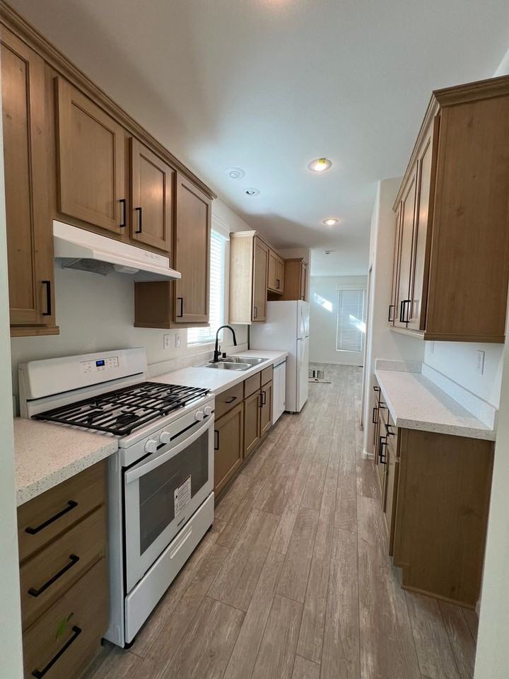 5550 Barnard St - Photo 5 of 10