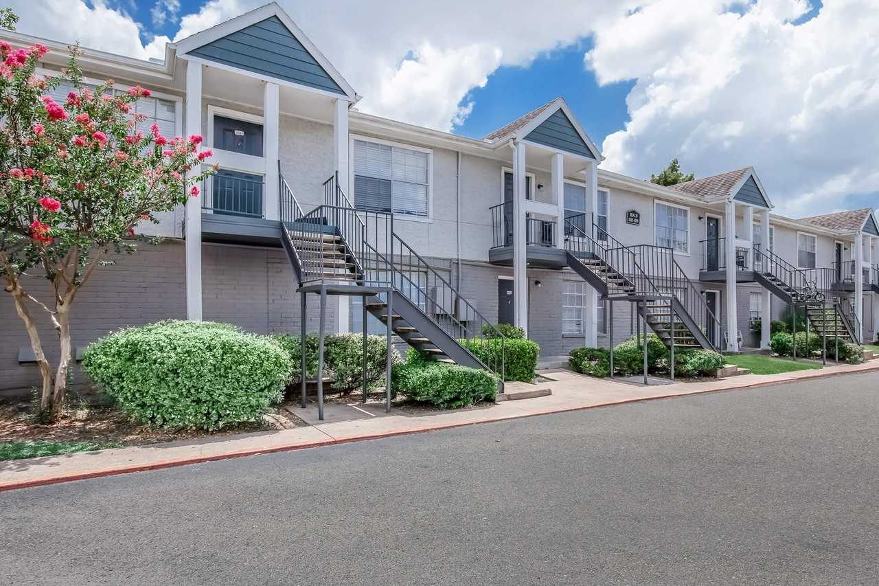 1307 Wilcrest Dr - Photo 3 of 9