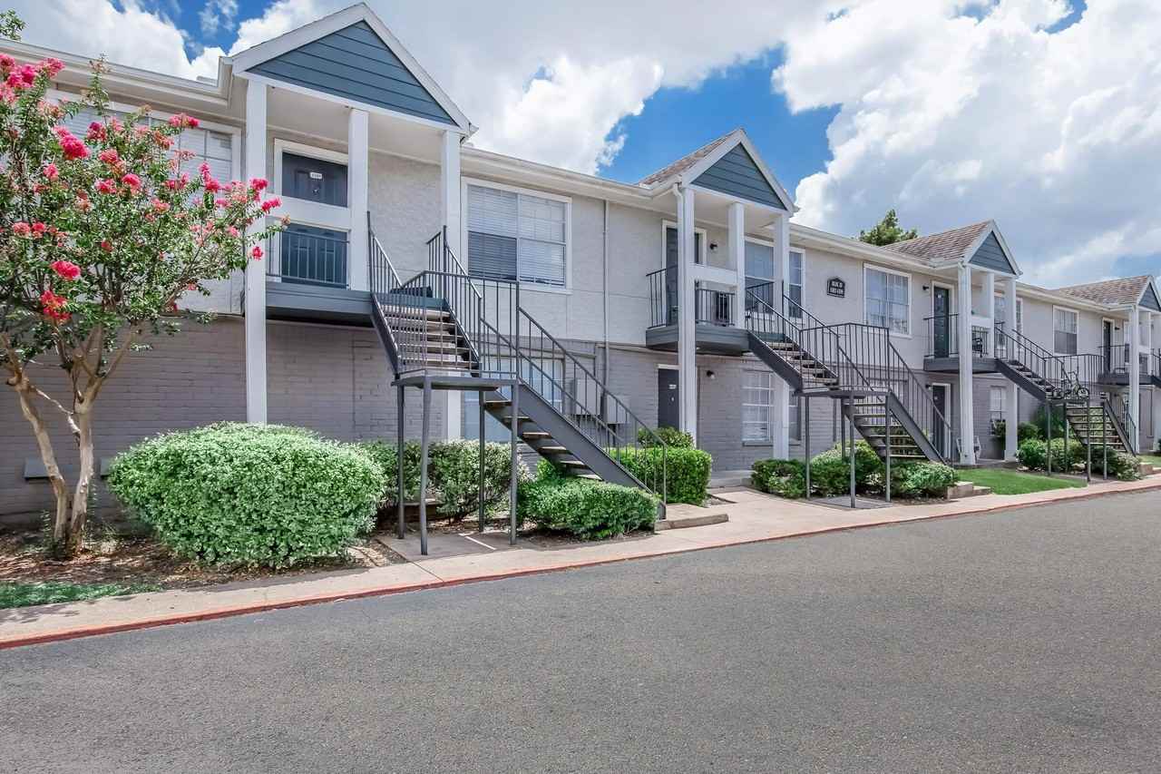 1307 Wilcrest Dr - Photo 3 of 9