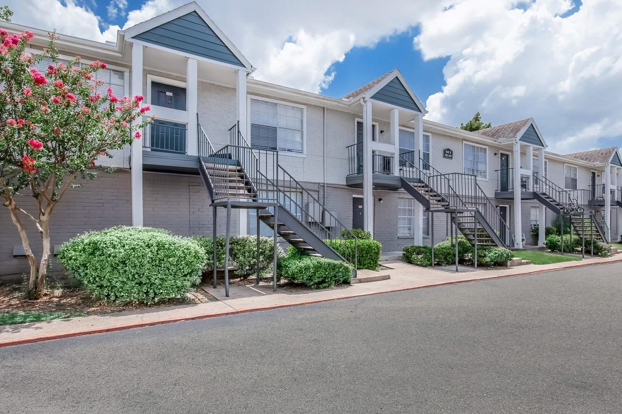 1307 Wilcrest Dr - Photo 3 of 9