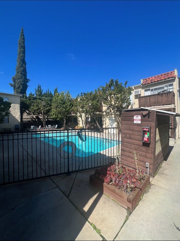 18433 Collins St #221 - Photo 3 of 17