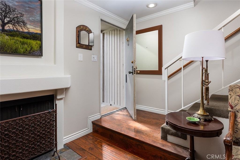 435 W Walnut St - Photo 3 of 25