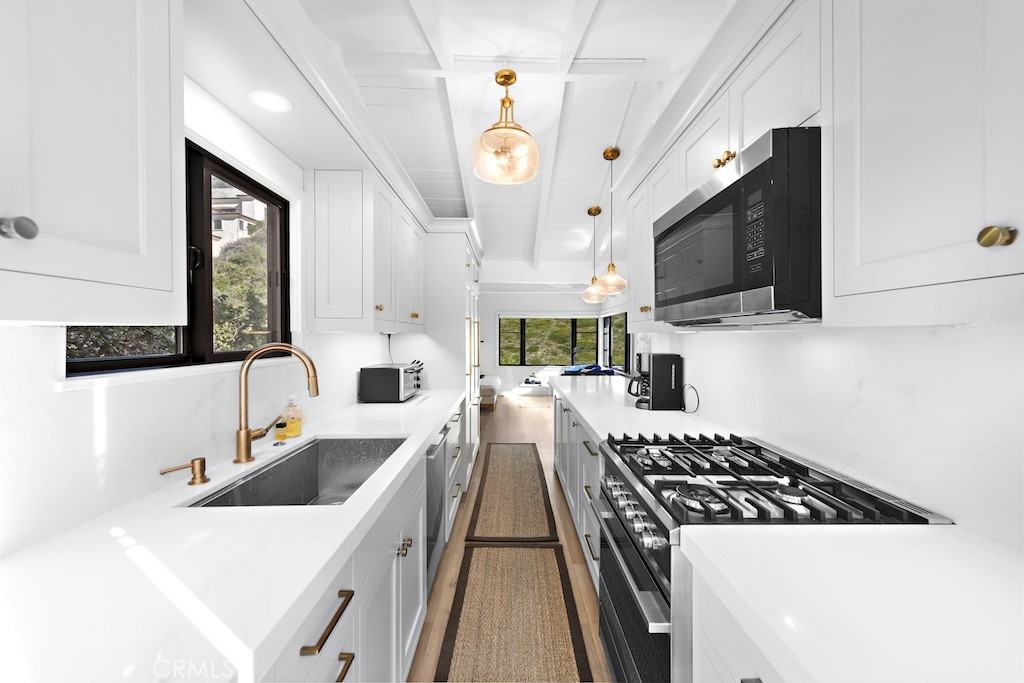 370 Nyes Pl - Photo 3 of 21