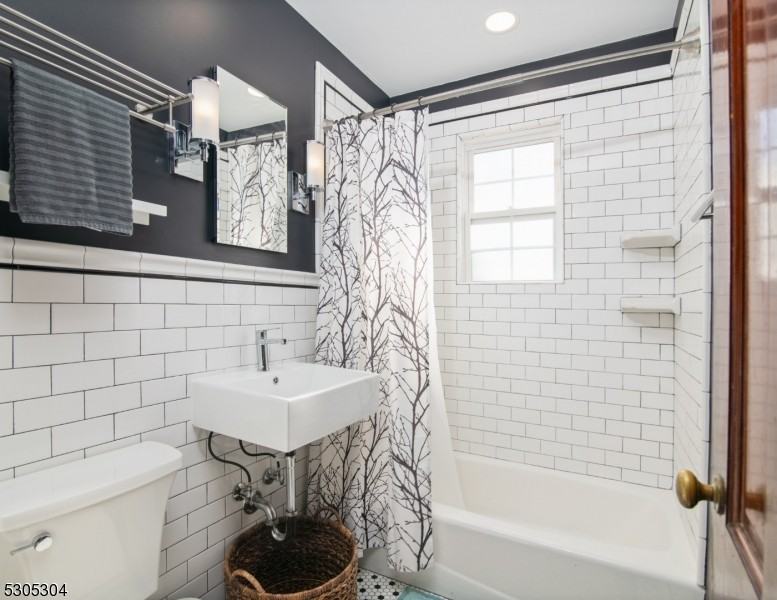 215 Greenwood Ave - Photo 3 of 13