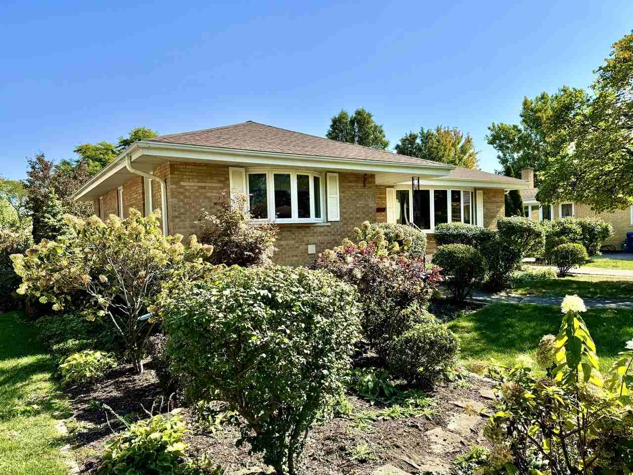 821 S Summit Ave - Photo 2 of 7