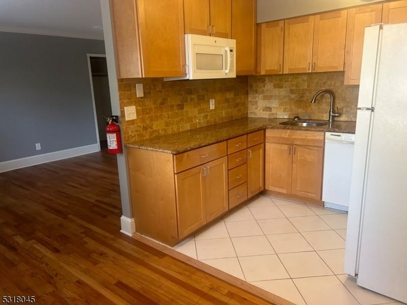 112 Washington Dr - Photo 2 of 7