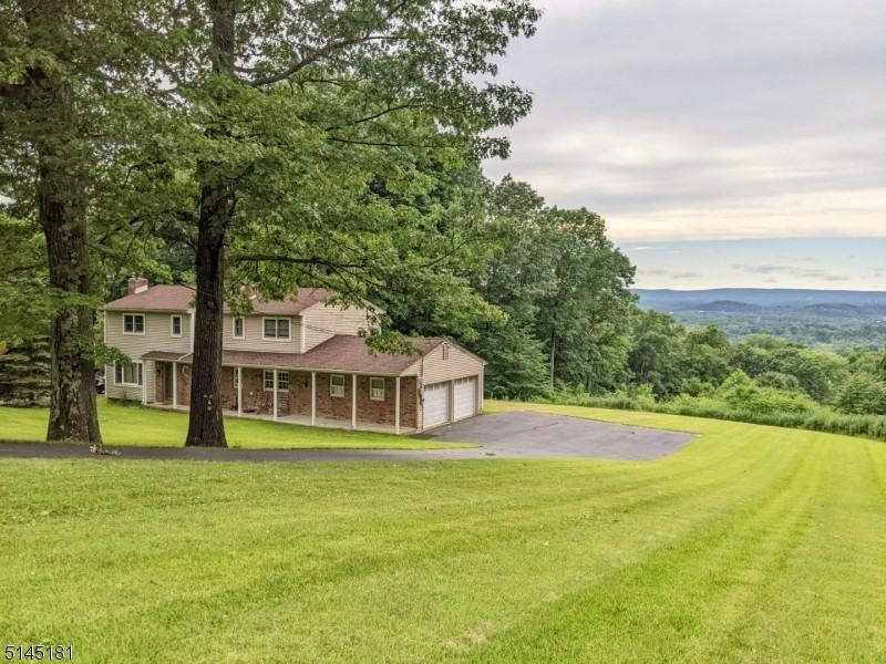 9 Hillsdale Dr - Photo 2 of 12