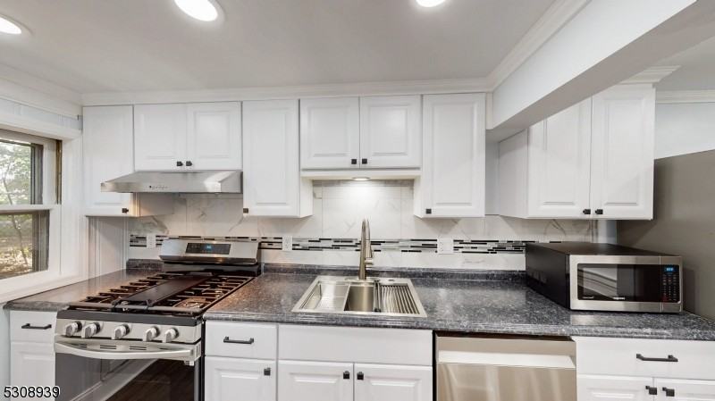7 Raritan Ave - Photo 2 of 37