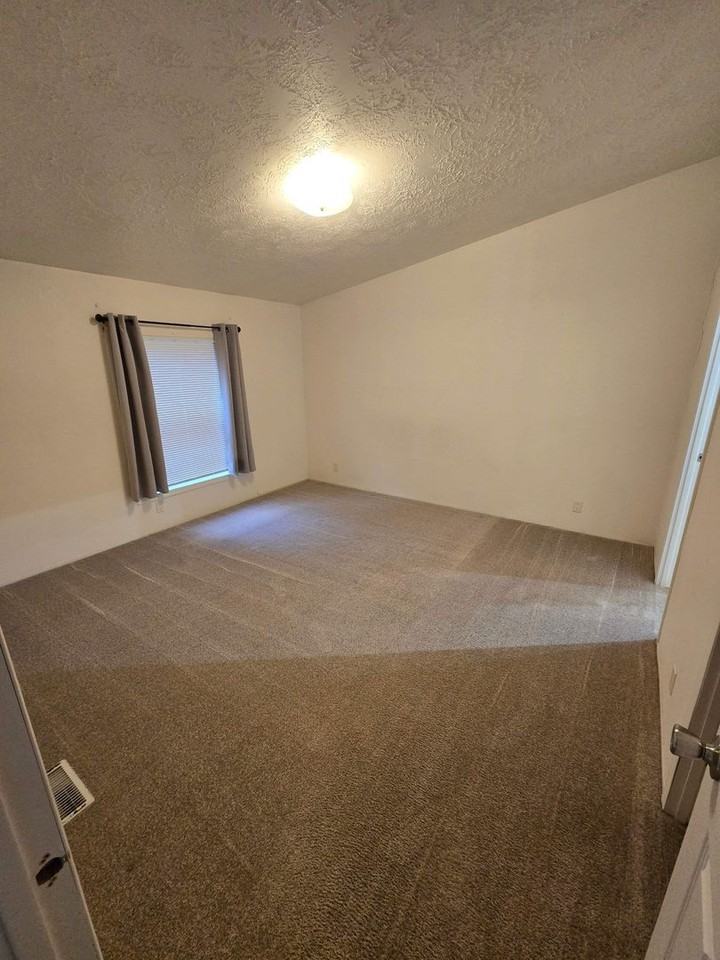 13808 Horsefall Ave Se - Photo 2 of 14