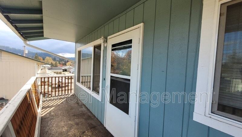 308 Nw Sherry St - Photo 2 of 13