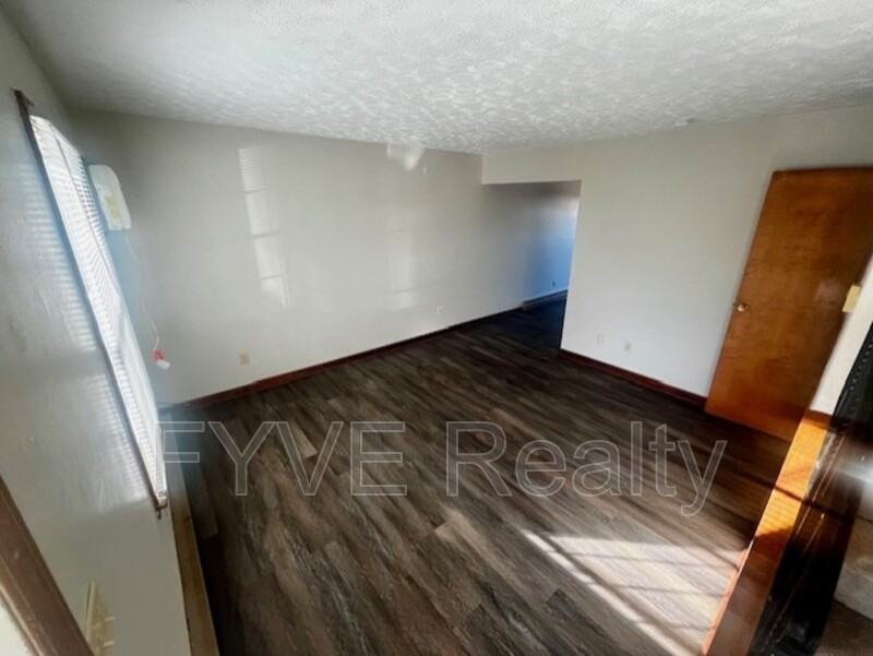 726 W Light St - Photo 2 of 20