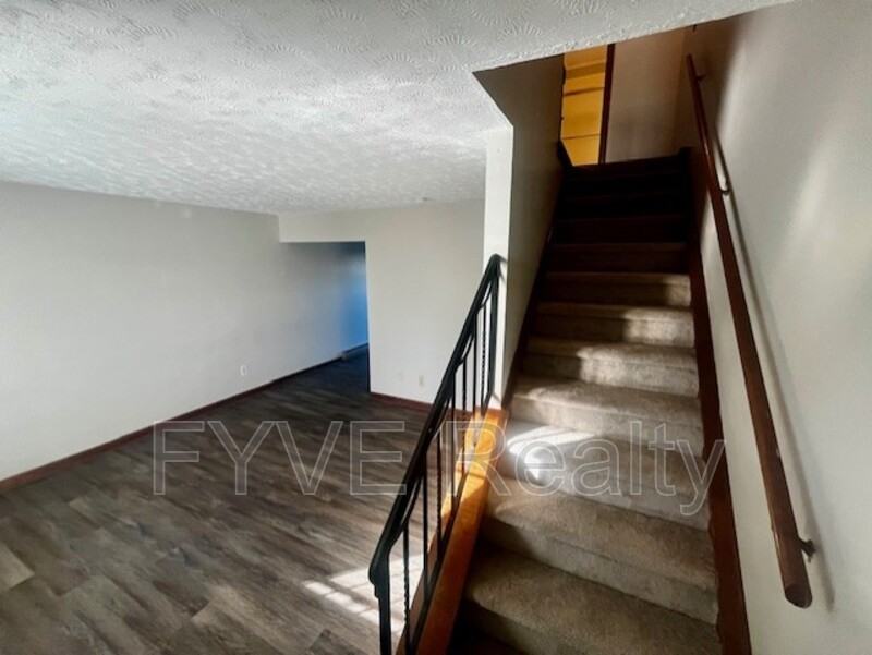 726 W Light St - Photo 3 of 20