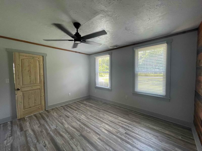 340 Windmill Point Rd - Photo 5 of 17