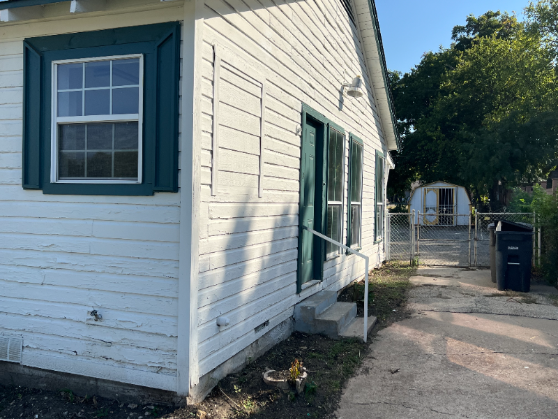 804 E Cantey St - Photo 3 of 19