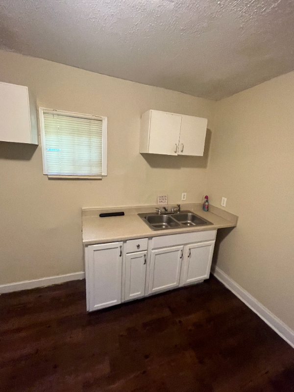 215 Vandergriff St - Photo 2 of 14