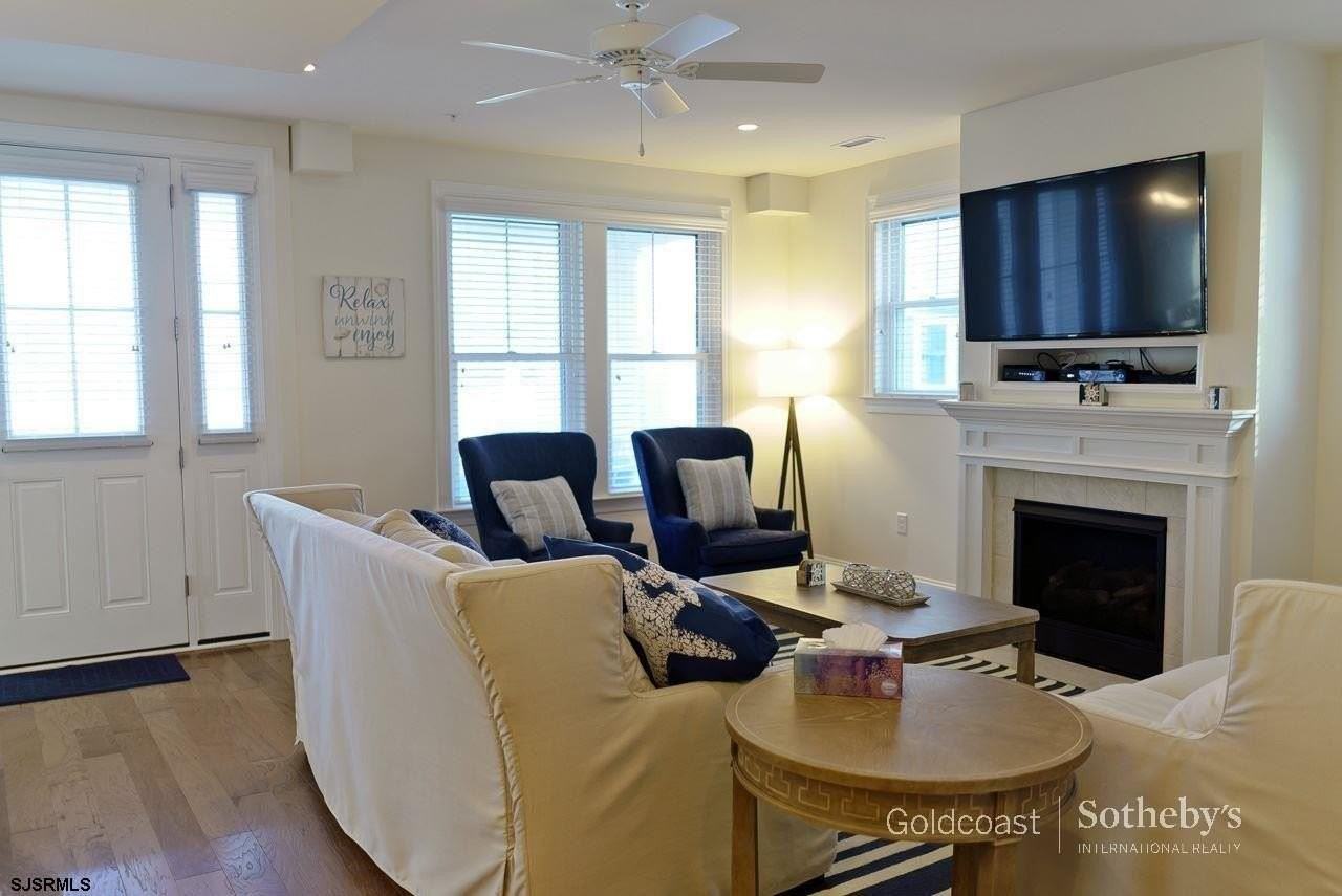 701 E 8th St - Photo 3 of 24