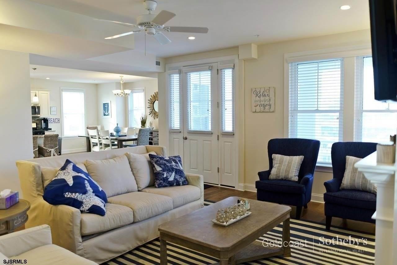 701 E 8th St - Photo 4 of 24