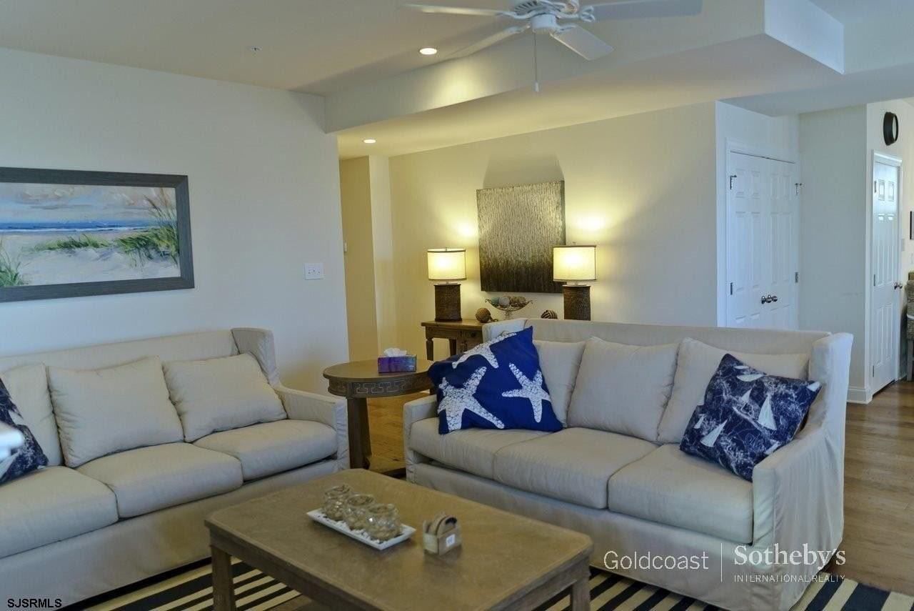 701 E 8th St - Photo 5 of 24