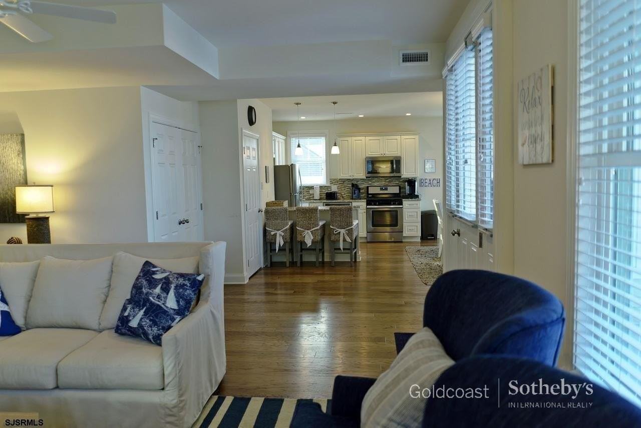 701 E 8th St - Photo 7 of 24