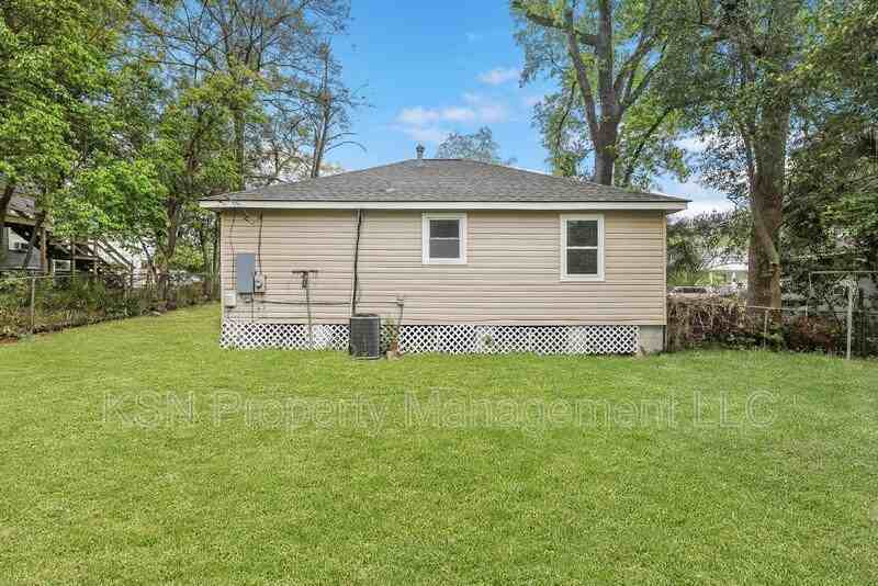 1305 E 32nd St - Photo 3 of 36