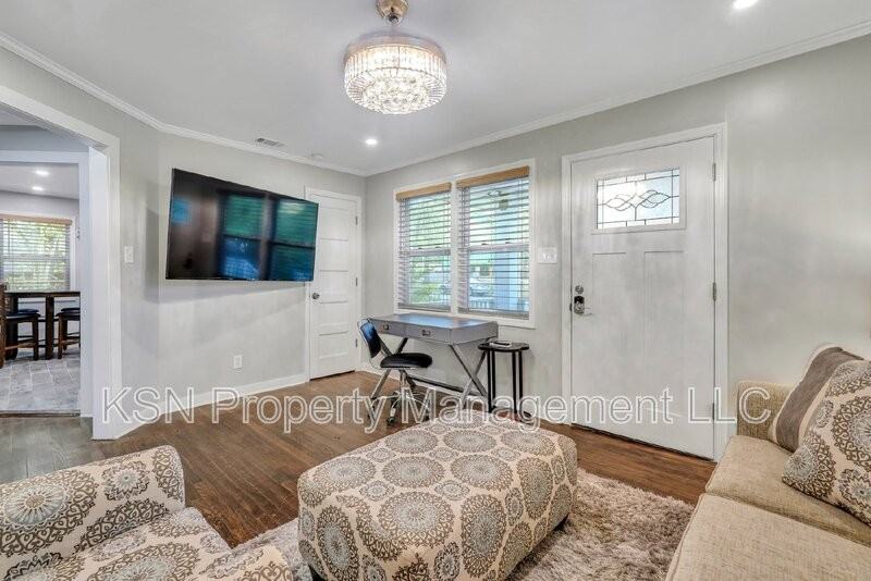 1305 E 32nd St - Photo 5 of 36