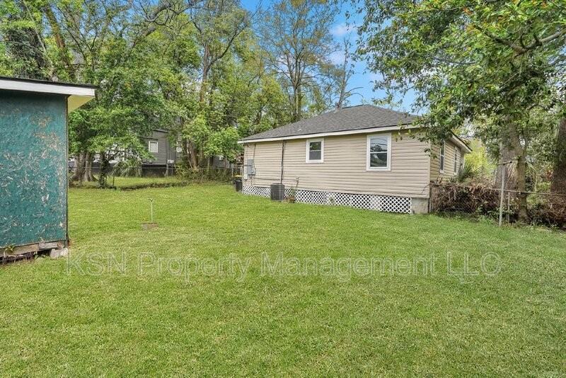 1305 E 32nd St - Photo 6 of 36