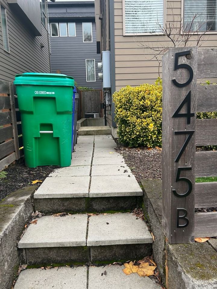 5475 N Bowdoin St - Photo 3 of 20