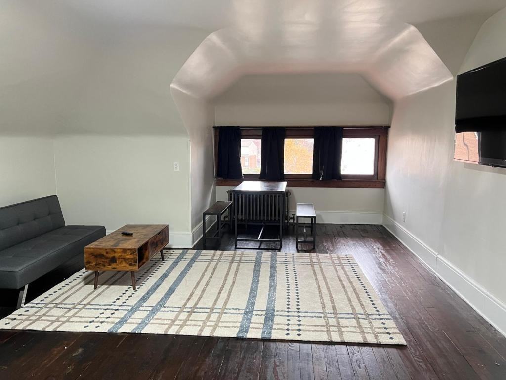 1555 Neil Avenue - Photo 6 of 17