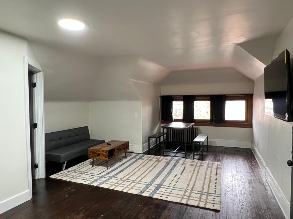 1555 Neil Avenue - Photo 7 of 17