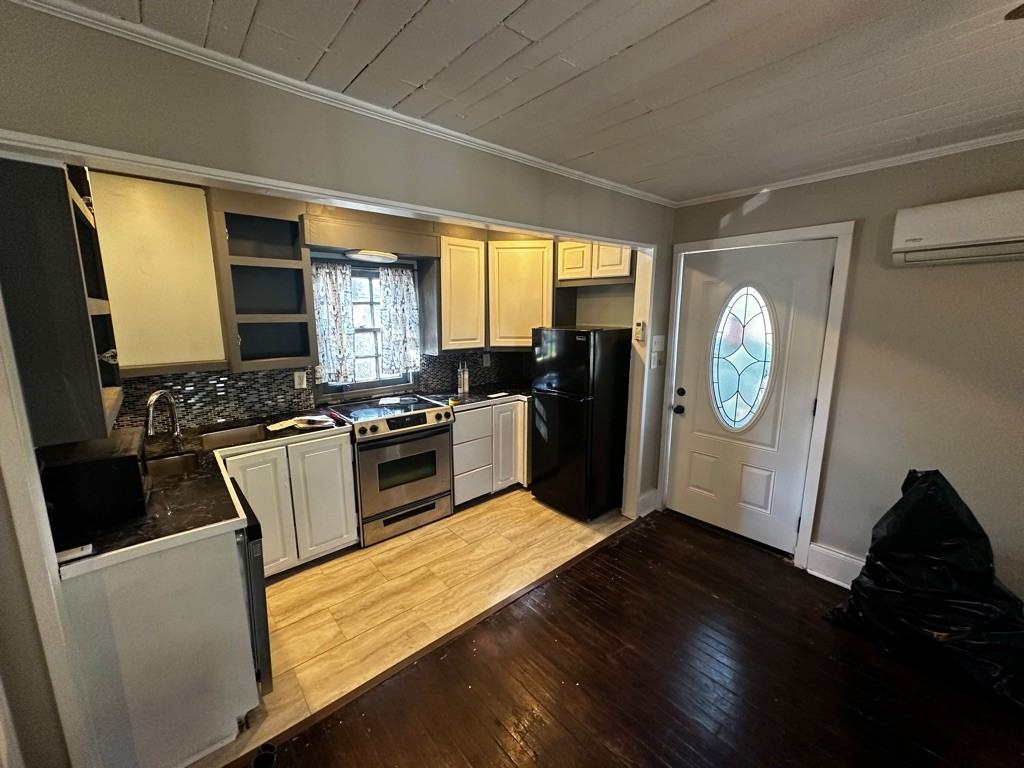 303 1/2 S 10th Ave - Photo 3 of 11